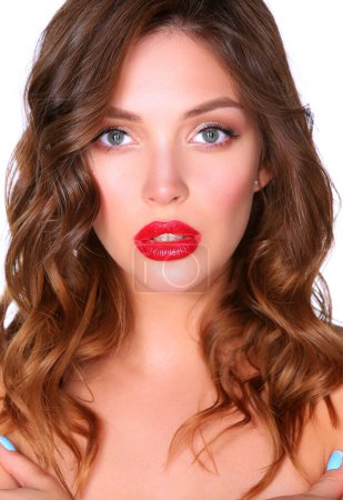 Téléchargez les photos : Belle peau de femme avec des lèvres rouges sur fond blanc
. - en image libre de droit