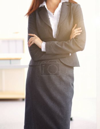Téléchargez les photos : Portrait de femme d'affaires debout avec les bras croisés dans le bureau - en image libre de droit