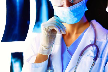 Téléchargez les photos : Image de femme séduisante médecin regardant les résultats des rayons X. - en image libre de droit