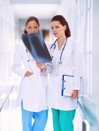 Téléchargez les photos : Deux femmes infirmière regarder X Ray image - en image libre de droit
