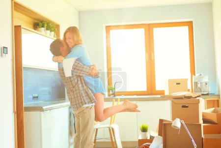 Téléchargez les photos : Portrait de jeune couple déménageant dans une nouvelle maison. Jeune couple
. - en image libre de droit
