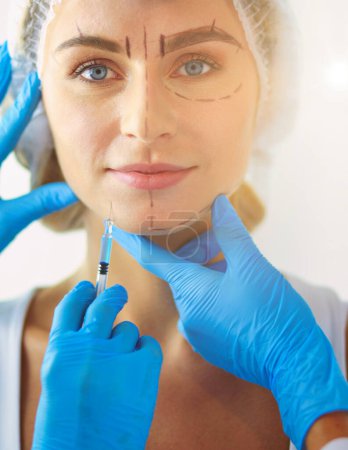Téléchargez les photos : Belle visage de femme près du médecin avec seringue - en image libre de droit