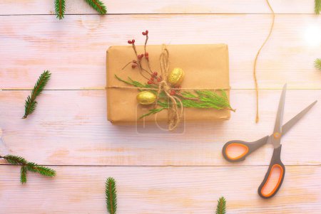 Foto de Cajas de regalo de Navidad y rama de abeto en la mesa de madera, puesta plana
, - Imagen libre de derechos