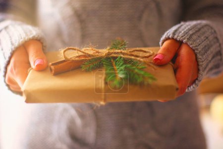 Téléchargez les photos : Mains de femme tenant boîte cadeau de Noël. Noël
. - en image libre de droit