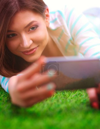 Téléchargez les photos : Belle jeune femme couchée sur l'herbe verte
 . - en image libre de droit