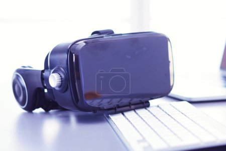 Foto de Gafas de realidad virtual en el escritorio con portátil. negocios. tecnología 3d. - Imagen libre de derechos