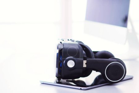 Téléchargez les photos : Lunettes de réalité virtuelle sur bureau avec ordinateur portable. les affaires. Technologie 3d. - en image libre de droit