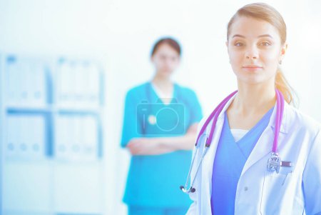 Téléchargez les photos : Attrayant médecin femme en face du groupe médical. Attrayant médecin féminin - en image libre de droit