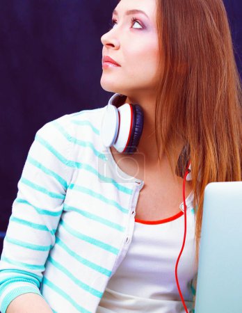 Téléchargez les photos : Jeune femme avec ordinateur portable assis sur l'herbe verte. Portreit jeune femme. - en image libre de droit