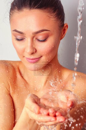 Téléchargez les photos : Jeune femme belle sous la douche dans la salle de bain - en image libre de droit