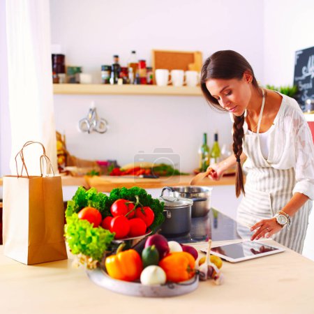 Foto de Mujer cocinera en cocina con cuchara de madera. Mujer cocinera. - Imagen libre de derechos