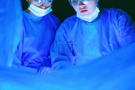 Foto de Imagen recortada del bisturí tomada médicos que realizan la cirugía - Imagen libre de derechos