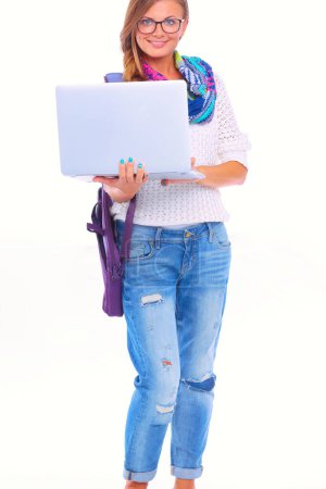 Foto de Adolescente sonriente con portátil sobre fondo blanco. Estudiante - Imagen libre de derechos