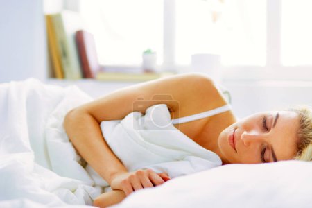 Téléchargez les photos : Jolie femme couchée sur son lit à la maison. - en image libre de droit