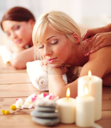 Foto de Dos mujeres hermosas jóvenes relajándose y disfrutando en el spa. Dos mujeres hermosas jóvenes relajándose
. - Imagen libre de derechos