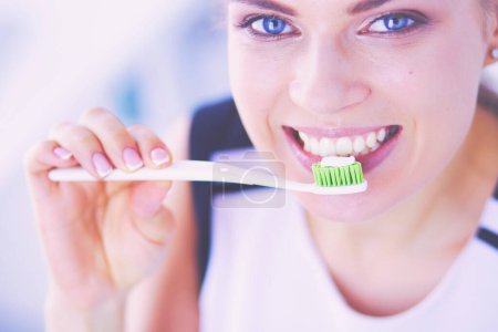 Foto de Joven chica bonita manteniendo la higiene bucal con cepillo de dientes - Imagen libre de derechos
