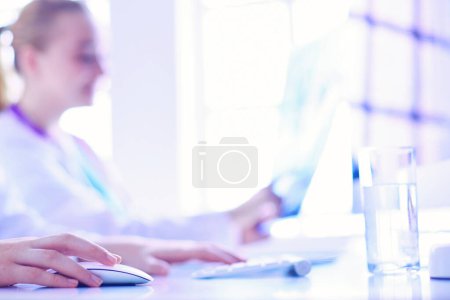 Téléchargez les photos : Deux jeunes femmes médecins travaillant sur ordinateur à l'hôpital - en image libre de droit