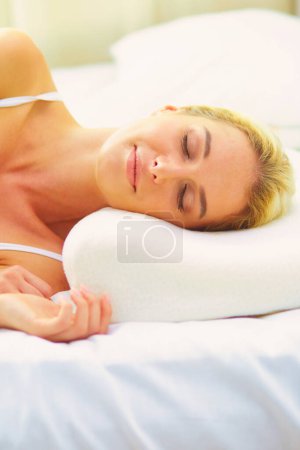 Téléchargez les photos : Jolie femme couchée sur son lit à la maison. - en image libre de droit