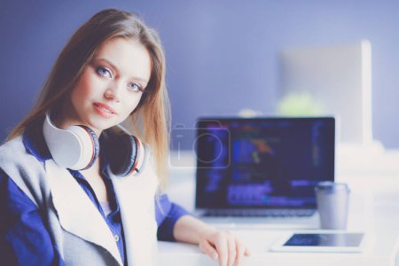 Téléchargez les photos : Jeune femme d'affaires confiante travaillant au bureau et tapant avec un ordinateur portable. - en image libre de droit