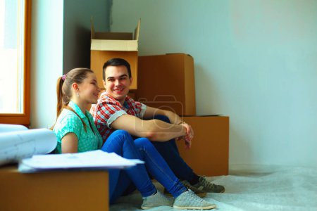 Téléchargez les photos : Portrait de jeune couple déménageant dans une nouvelle maison. - en image libre de droit