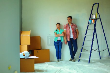 Téléchargez les photos : Portrait de jeune couple déménageant dans une nouvelle maison. - en image libre de droit