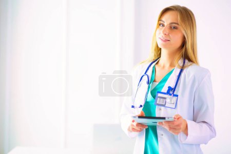 Foto de Retrato de una joven doctora, con almohadillas en la mano, en un consultorio médico
. - Imagen libre de derechos