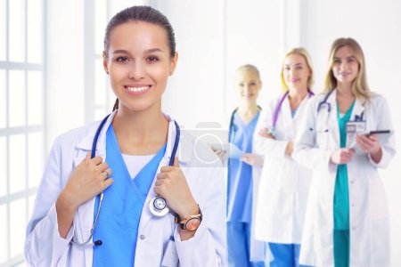 Téléchargez les photos : Femme médecin debout avec stéthoscope à l'hôpital. Femme médecin
. - en image libre de droit