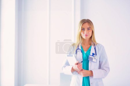 Foto de Retrato de una joven doctora, con almohadillas en la mano, en un consultorio médico
. - Imagen libre de derechos