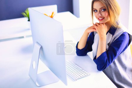 Foto de Joven empresaria confiada trabajando en el escritorio de la oficina y escribiendo con una computadora portátil. - Imagen libre de derechos