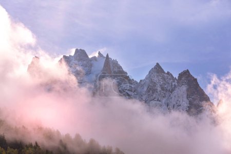 Téléchargez les photos : Fantastique soirée neige montagnes paysage fond. Ciel couvert de nuages roses et bleus colorés. Alpes françaises, Chamonix Mont-Blanc - en image libre de droit