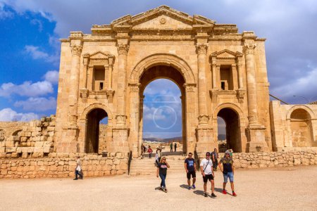 Téléchargez les photos : Jerash, Jordanie - 7 novembre 2022 : Touristes devant l'Arc d'Hadrien à l'entrée du site archéologique - en image libre de droit
