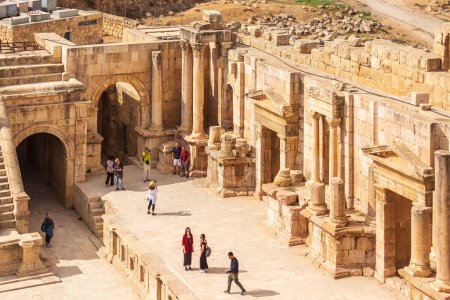Téléchargez les photos : Jerash, Jordanie - 7 novembre 2022 : Visites de l'amphithéâtre romain dans la ville antique Site archéologique de Gérasa - en image libre de droit