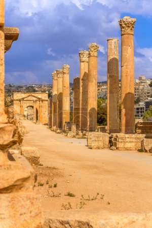 Téléchargez les photos : Jerash, Jordanie, Colonnes de l'ancienne rue cardo maximus, Gérasa romaine antique de l'Antiquité - en image libre de droit