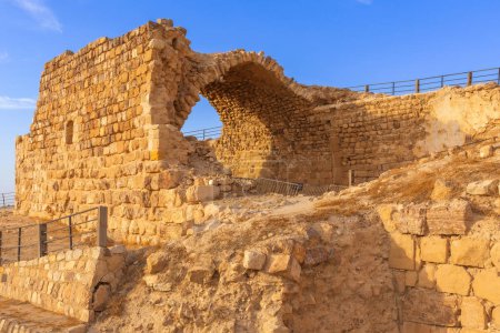 Téléchargez les photos : Al Karak, Jordanie Château des croisés médiévaux arche et ruines - en image libre de droit