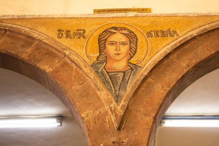 Foto de Madaba, Jordania - 5 de noviembre de 2022: Murallas interiores de la iglesia ortodoxa griega de San Jorge, conocida por su mosaico bizantino y omeya - Imagen libre de derechos