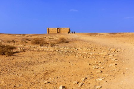 Téléchargez les photos : Amman, Jordanie - 6 novembre 2022 : Extérieur du château du désert Qasr Kharana, Al Kharaneh. Construit au 8ème siècle, utilisé comme caravansérail - en image libre de droit