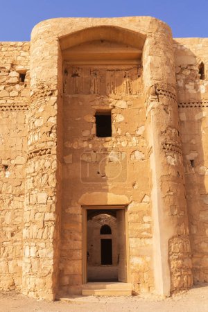 Téléchargez les photos : Entrée du château désert Qasr Kharana, Al Kharaneh près d'Amman, Jordanie. Construit au 8ème siècle, utilisé comme caravansérail - en image libre de droit