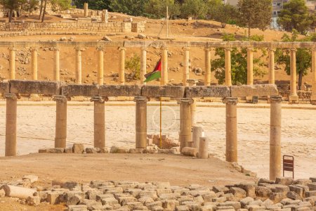 Téléchargez les photos : Jerash, Jordan. Place avec rangée de colonnes corinthiennes de l'Oval Forum Plaza sur le site archéologique, ruines de l'époque grecque et romaine - en image libre de droit