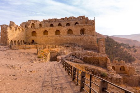 Téléchargez les photos : Al Karak, Jordanie - 4 novembre 2022 : Château médiéval des croisés au centre de la ville et touristes - en image libre de droit