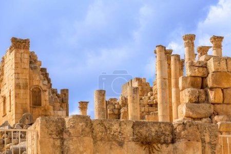 Téléchargez les photos : Vue rapprochée du temple de Zeus dans l'ancienne colonie romaine de Gérasa à Jerash, Jordanie - en image libre de droit