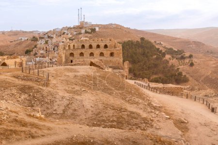 Téléchargez les photos : Al Karak ou Kerak, Jordanie Ruines du château des croisés médiévaux dans le centre de la ville - en image libre de droit