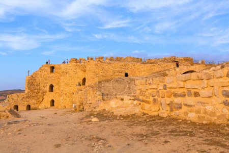 Téléchargez les photos : Al Karak, Jordanie - 4 novembre 2022 : Château médiéval des croisés au centre de la ville et touristes à Kerak - en image libre de droit