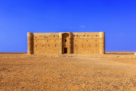 Téléchargez les photos : Extérieur du château désert Qasr Kharana, Al Kharaneh près d'Amman, Jordanie. Construit au 8ème siècle, utilisé comme caravansérail - en image libre de droit
