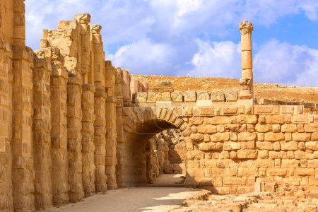 Téléchargez les photos : Jerash, Jordanie, Hippodrome Romain au Site Archéologique avec les ruines de l'ancienne Gerasa - en image libre de droit