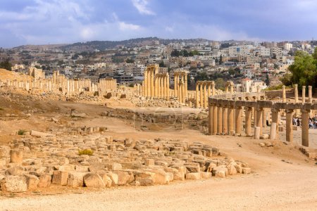 Téléchargez les photos : Jerash, Jordanie - 7 novembre 2022 : Place avec rangée de colonnes corinthiennes de l'Oval Forum Plaza et Cardo Maximus, vue en angle élevé - en image libre de droit