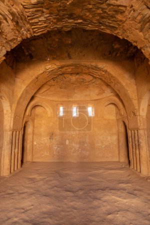 Téléchargez les photos : Intérieur du château désert Qasr Kharana, Al Kharaneh près d'Amman, Jordanie. Construit au 8ème siècle, utilisé comme caravansérail - en image libre de droit