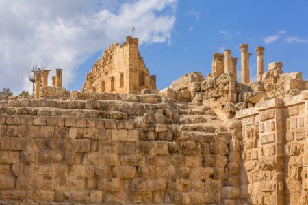 Téléchargez les photos : Vue rapprochée du temple de Zeus dans l'ancienne colonie romaine de Gérasa à Jerash, Jordanie - en image libre de droit