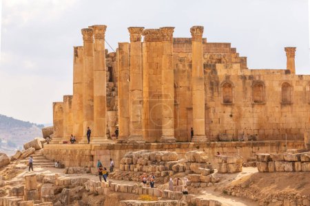 Téléchargez les photos : Jerash, Jordanie - 7 novembre 2022 : Temple d'Artémis dans l'ancienne ville romaine de Gérasa, Jarash prédéfini - en image libre de droit