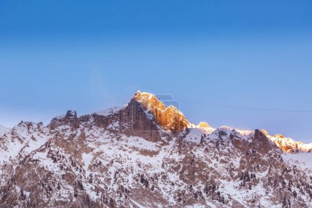Téléchargez les photos : Chamonix Mont Blanc, France winter mountain ski travel vacation background. Cable car tram cabin, high snow mountain peaks sunset panorama - en image libre de droit