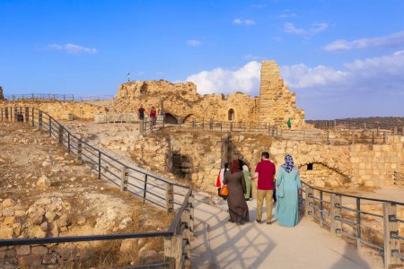 Téléchargez les photos : Al Karak, Jordanie - 4 novembre 2022 : Château médiéval des croisés au centre de la ville et touristes à Kerak - en image libre de droit